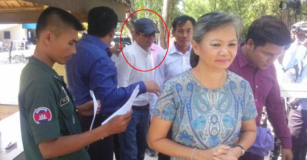 柬埔寨自由亚洲电台副台长尊占柏（戴帽者）陪同救国党议员探监，或将面对法律后果。