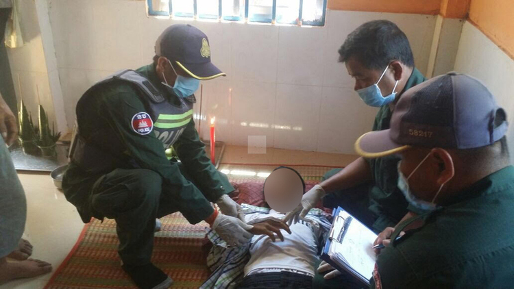 图为警方在验尸，鉴定死因。