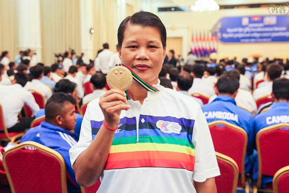 乌丝蕾梦获得政府发放的3万美元奖金外，同时也得到洪森总理与夫人提供的1万美元奖励。 （柬埔寨星洲日报）