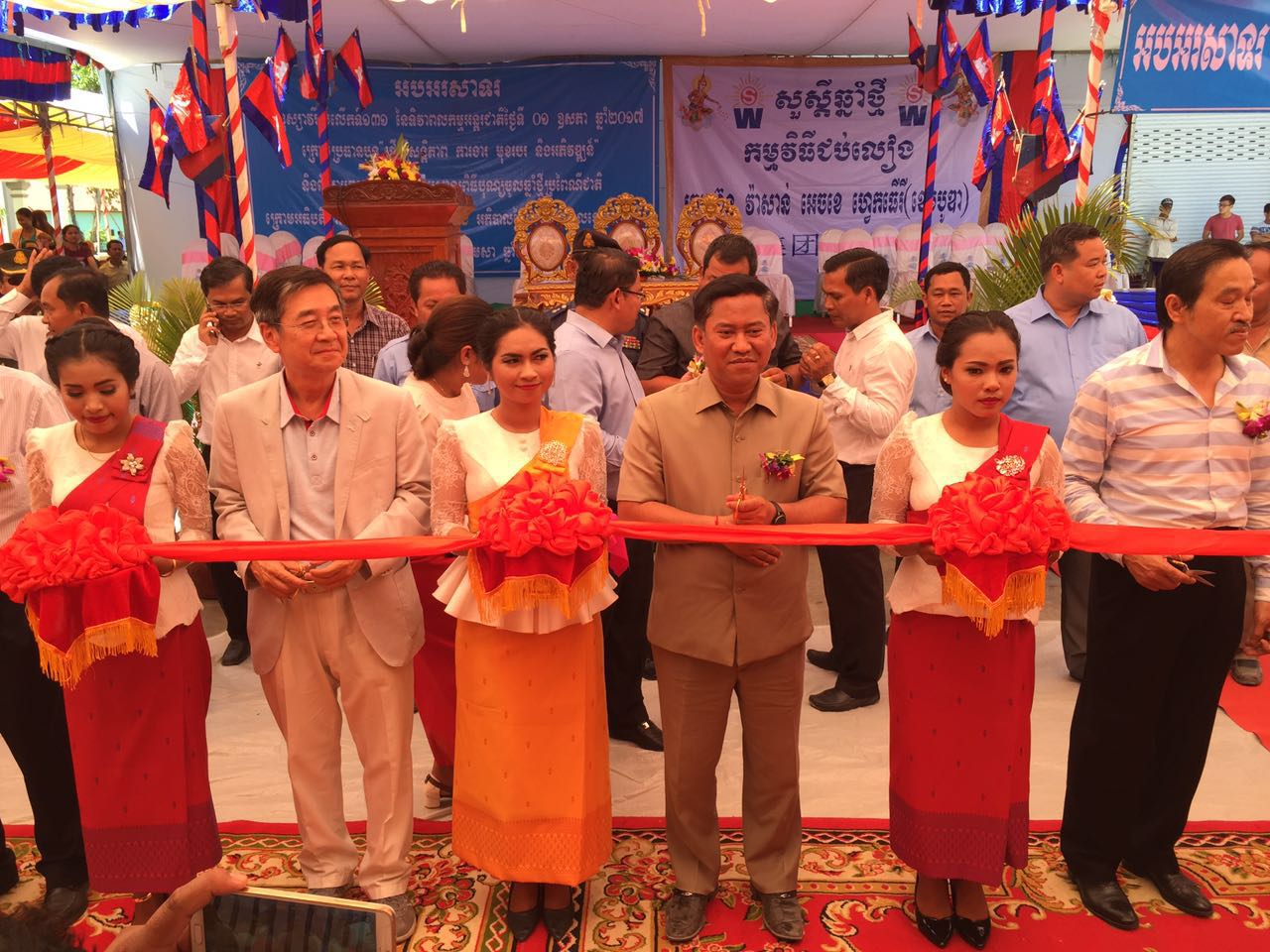 华新集团（柬埔寨）举行柬新年宴会暨新工厂开厂剪彩仪式，出席嘉宾包括实居省省长威松南及柬成衣厂商会会长文舒扬。