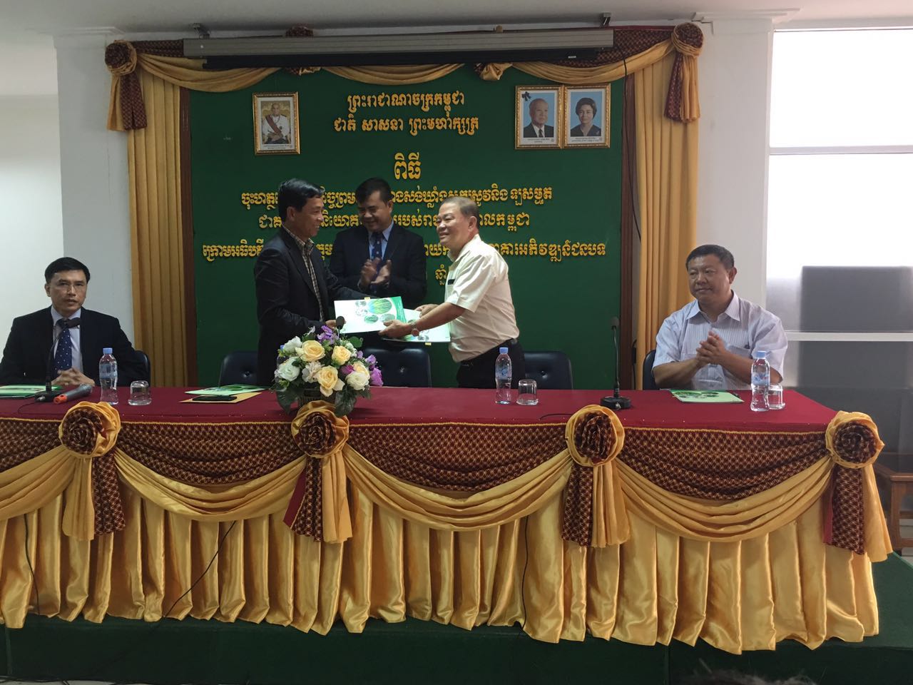 柬农村发展银行与柬稻米银行双方代表签署投建协议。