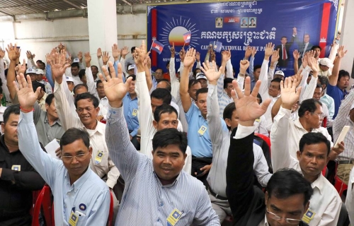 出席的中央代表举手支持修改党章。