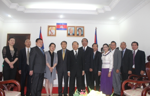 在签署仪式后，柬中双方代表合影留念。