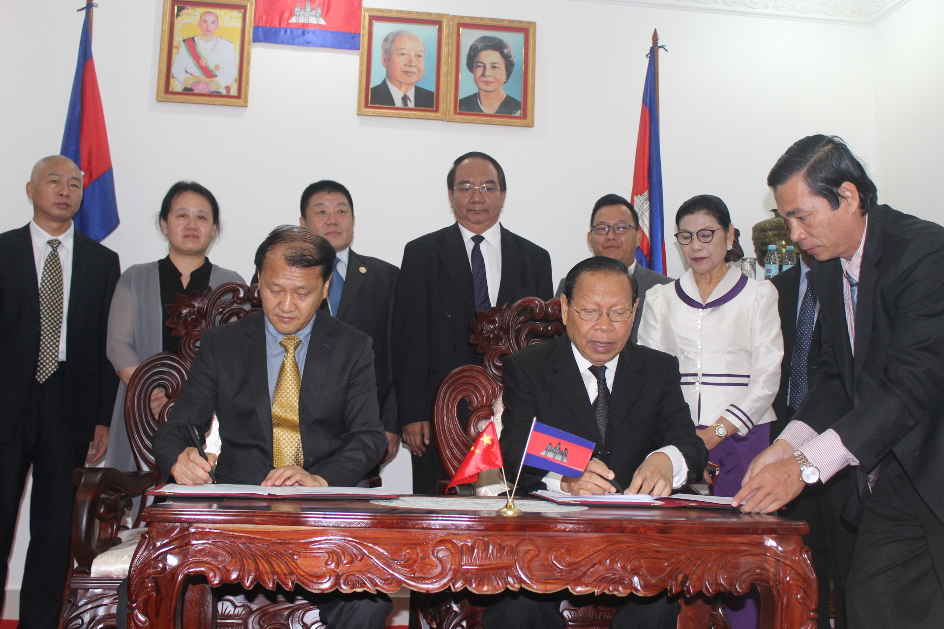 柬计划部长蔡通（前右）和中国国家测绘地理信息局联合国项目管理办公室主任王倩博士签署协议书。