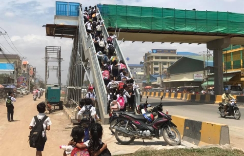  “缩水”行人天桥引起民众强烈抨击。