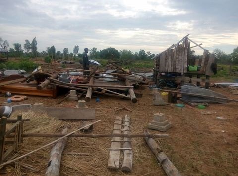 民宅遭暴风摧毁。