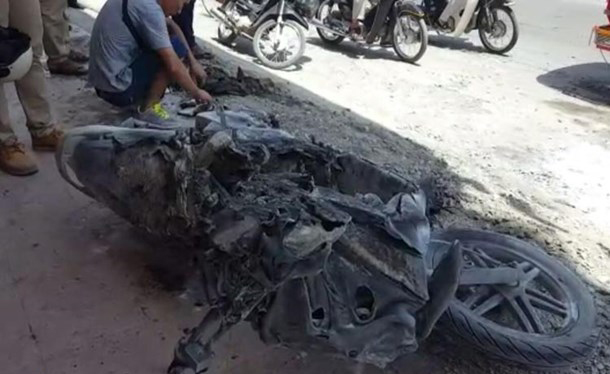 摩托车毁不成形。