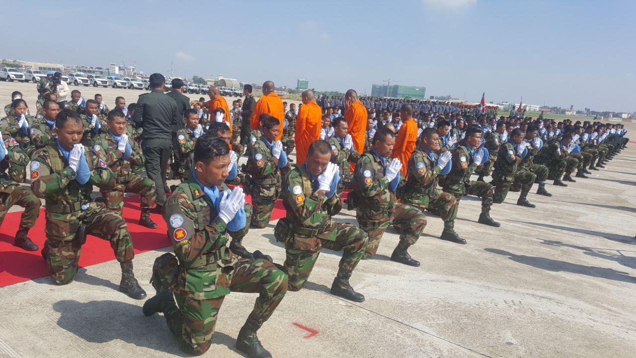 柬埔寨三批人数429名官兵参加联合国维和部队，昨日出国维和。