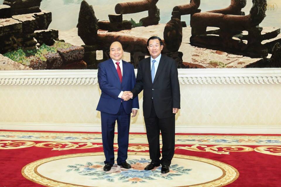 洪森总理与越南总理阮春福昨日在和平大厦举行会谈。