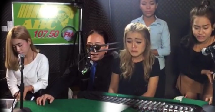 “亚扎A”（戴墨镜）与员工谈判。