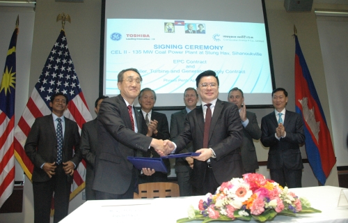 HNG资本执行长方尊贤（前左）与日本东芝电站系统与服务公司董事长Ryo Matsukawa交换协议。