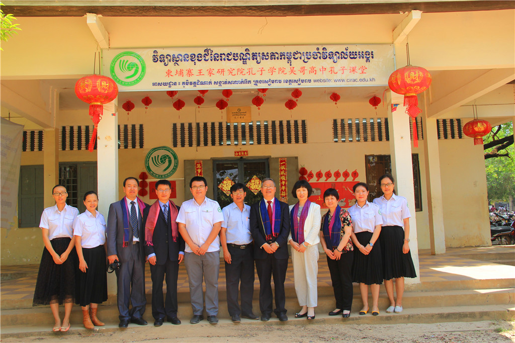 宾主在座谈会后合影。