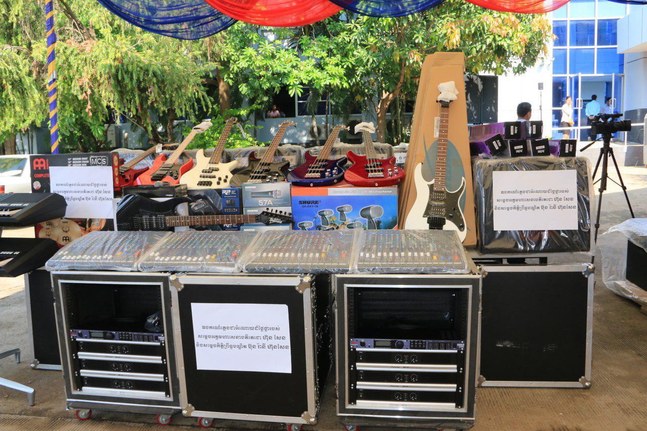 洪森总理捐赠的乐器总值10万美元。