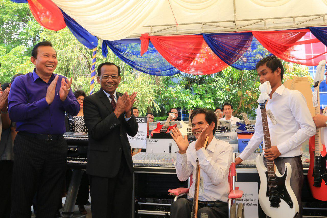 社会福利部长旺肃（左二）向盲人乐队移交乐器。