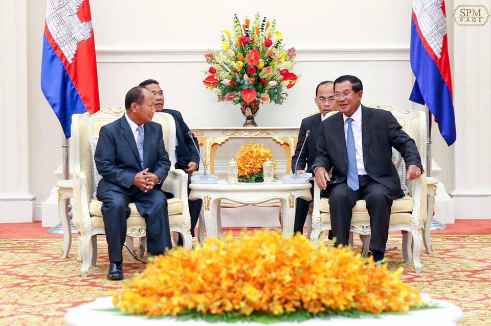 洪森总理与老挝公安部长宋乔举行会谈。