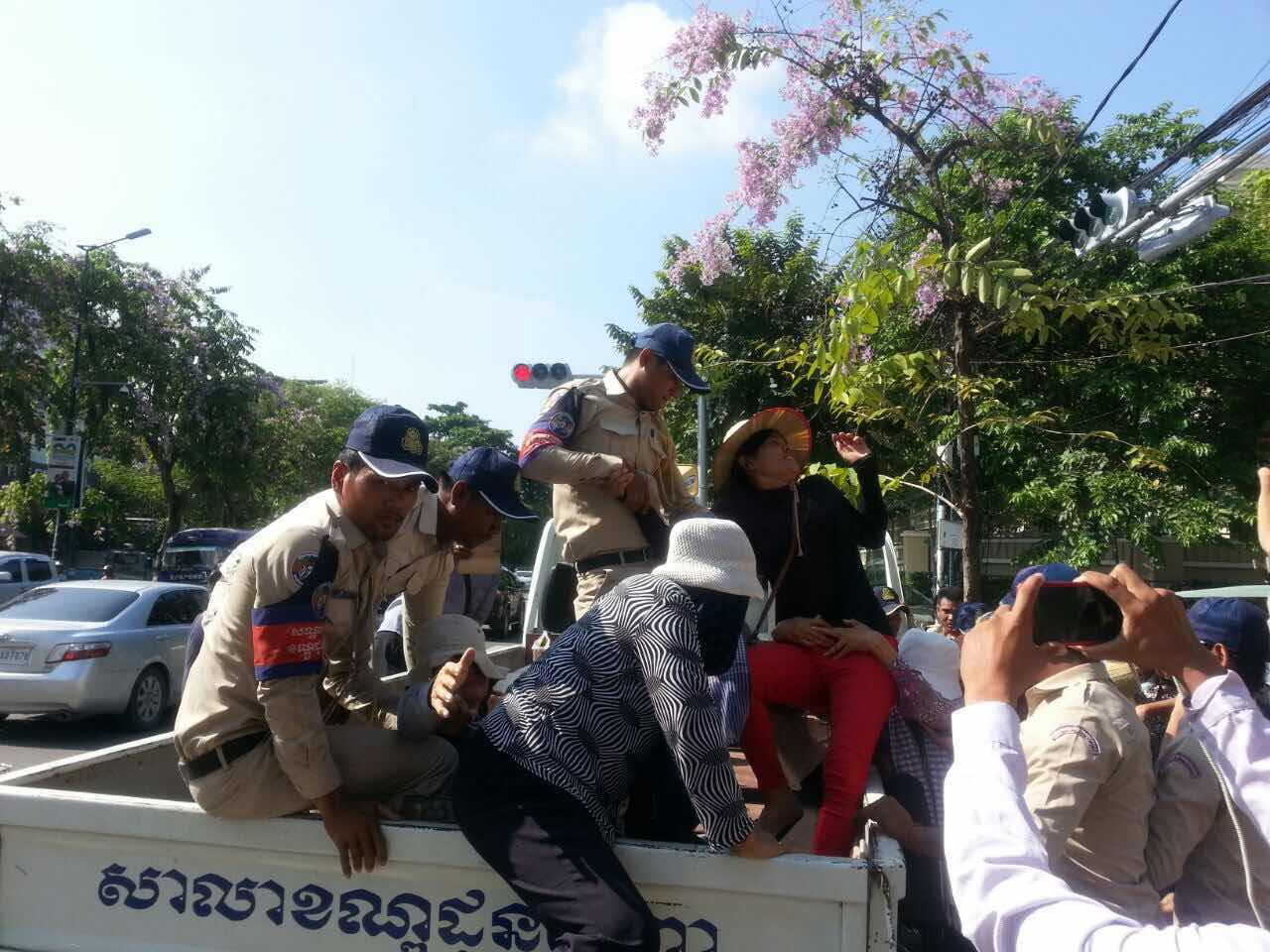 5名妇女被扣留及送往分区政府接受问话。