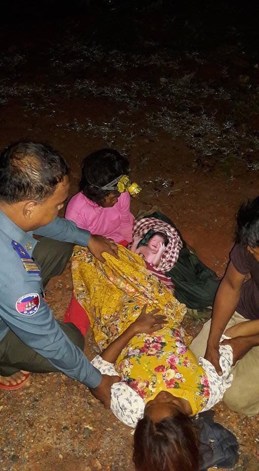 妇女在路上产下婴儿。