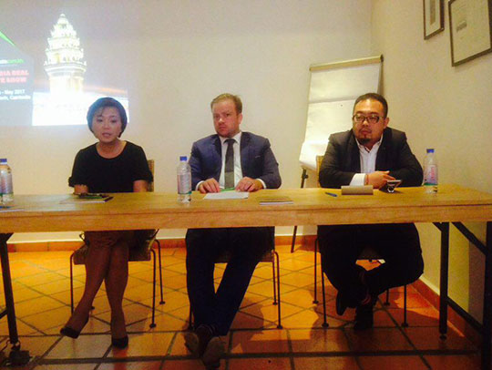 房地产中介网站执行长汤姆苏立文（中）在新闻发布会上发言。