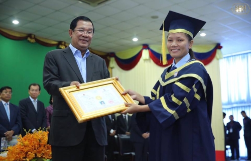洪森向人力资源大学毕业生颁发证书。
