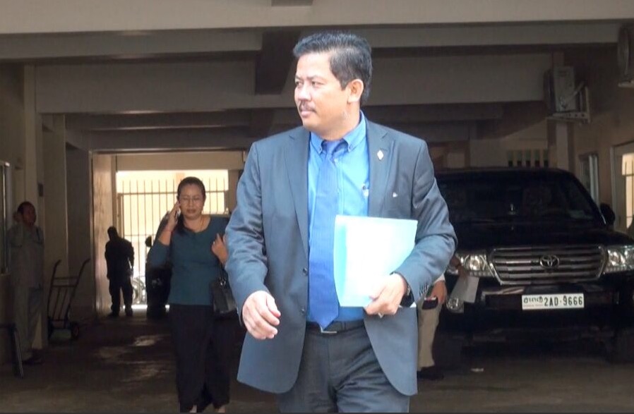 救国党议员隆利于昨日前往金边初级法院，针对“记者随团探监”案件作出说明。