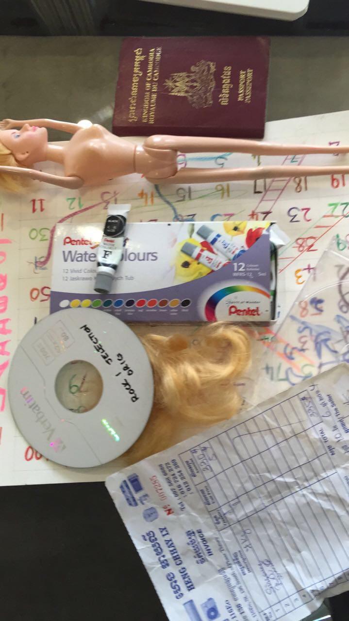 警方起获的一批证物，包括洋娃娃、水彩和光牒。