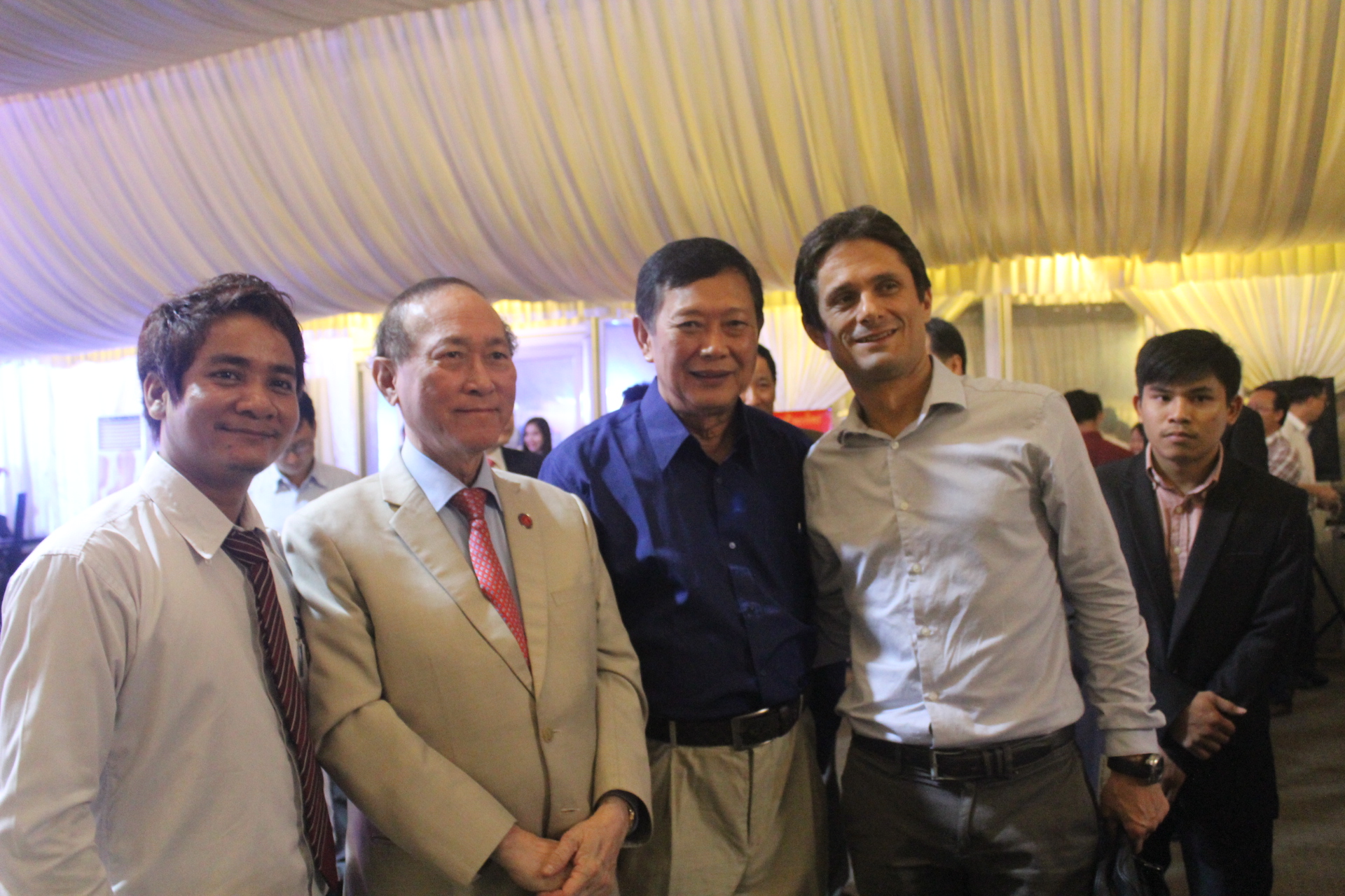 方侨生与同行亲切交流。 （柬埔寨星洲日报）