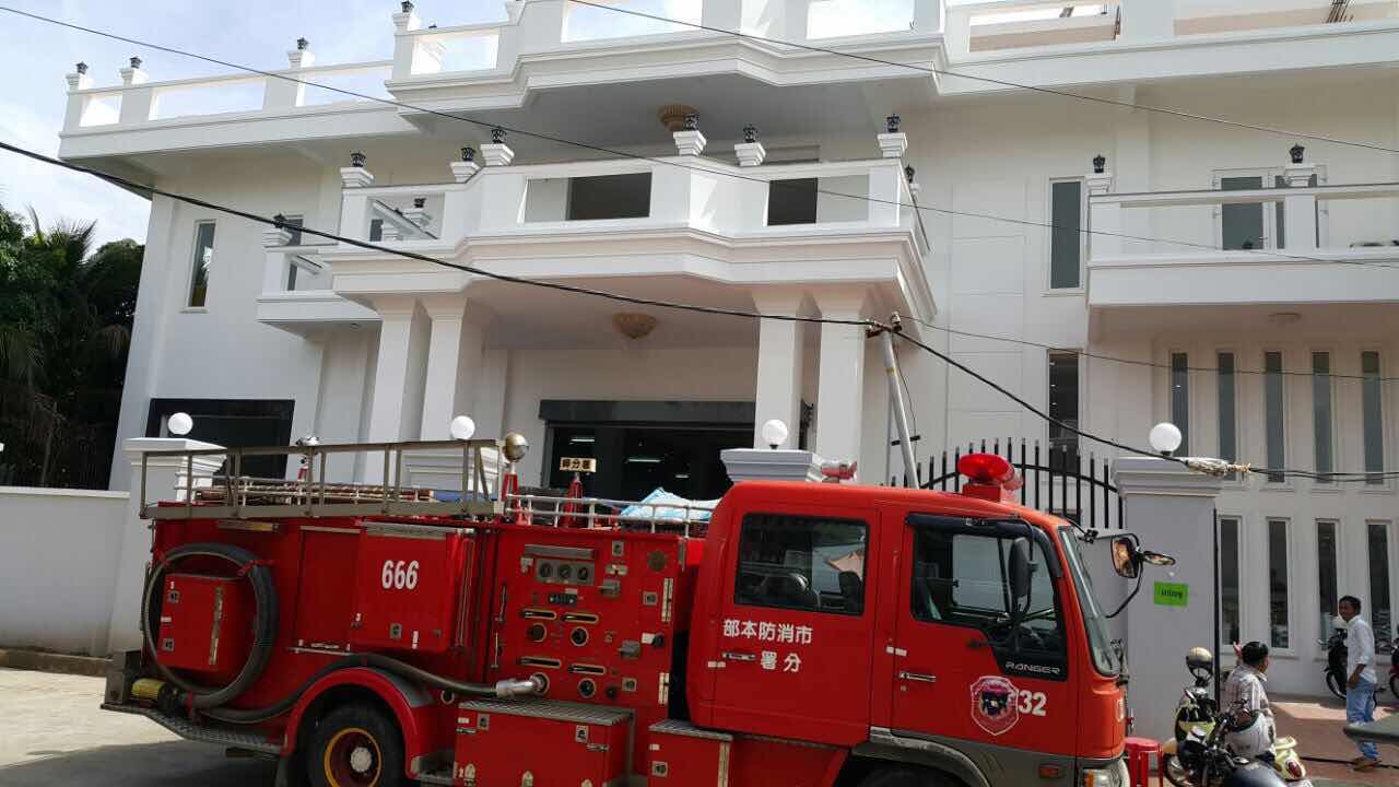 一辆消防车在印刷厂外全天候待命。 （柬埔寨星洲日报）