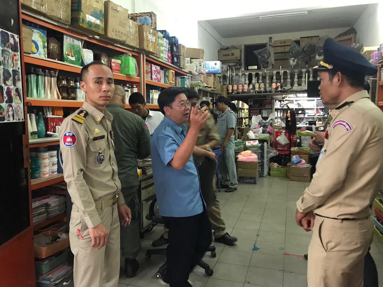 执法人员检查其中一家涉及售卖冒牌化妆品的商店。 （柬埔寨星洲日报）