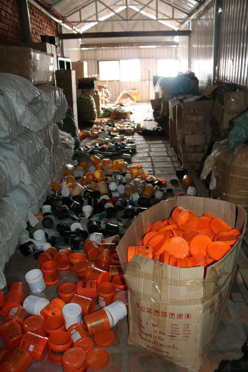 执法人员在一家地下工厂起获大量冒牌化妆品。 （柬埔寨星洲日报）