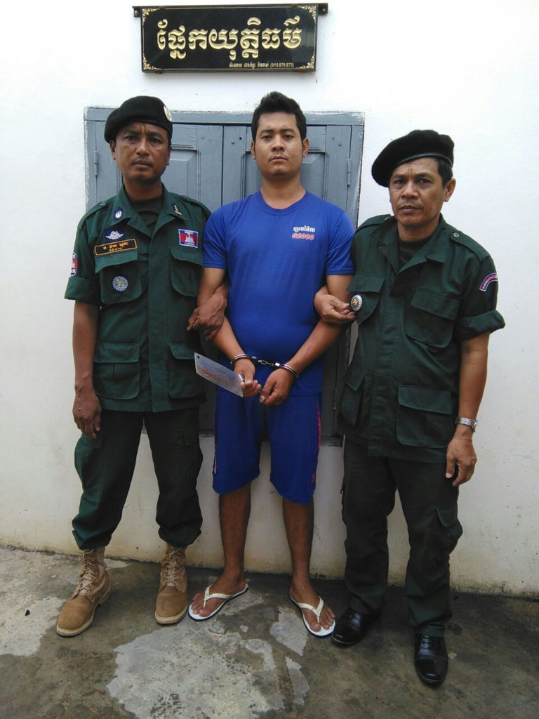 男子砍伤对方被逮捕。 （柬埔寨星洲日报）