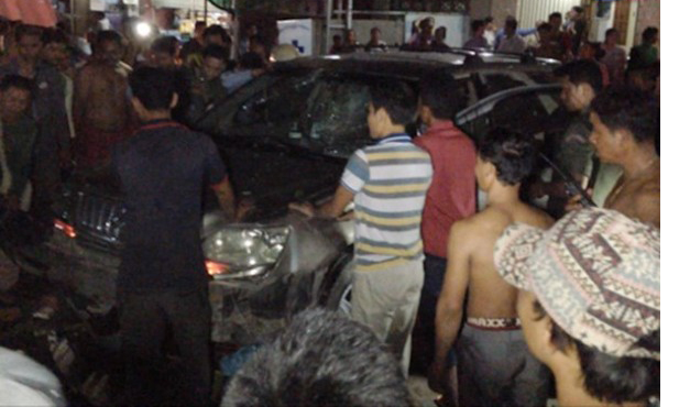 民众打破车镜，把司机拉出来殴打。 （柬埔寨星洲日报）