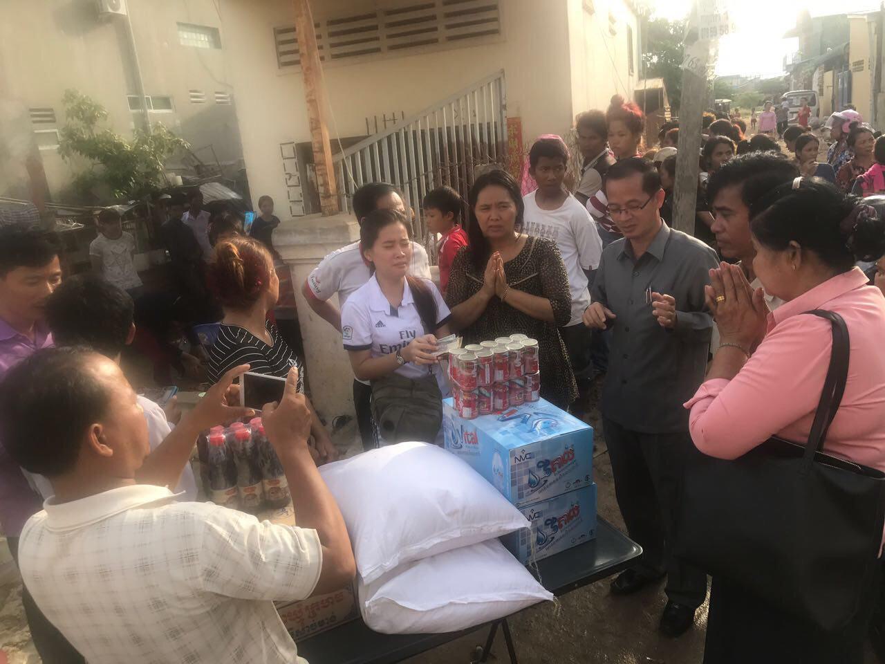 金边市公共工程运输办事主任桑比瑟向死者女儿援助资金及食品。 （柬埔寨星洲日报）