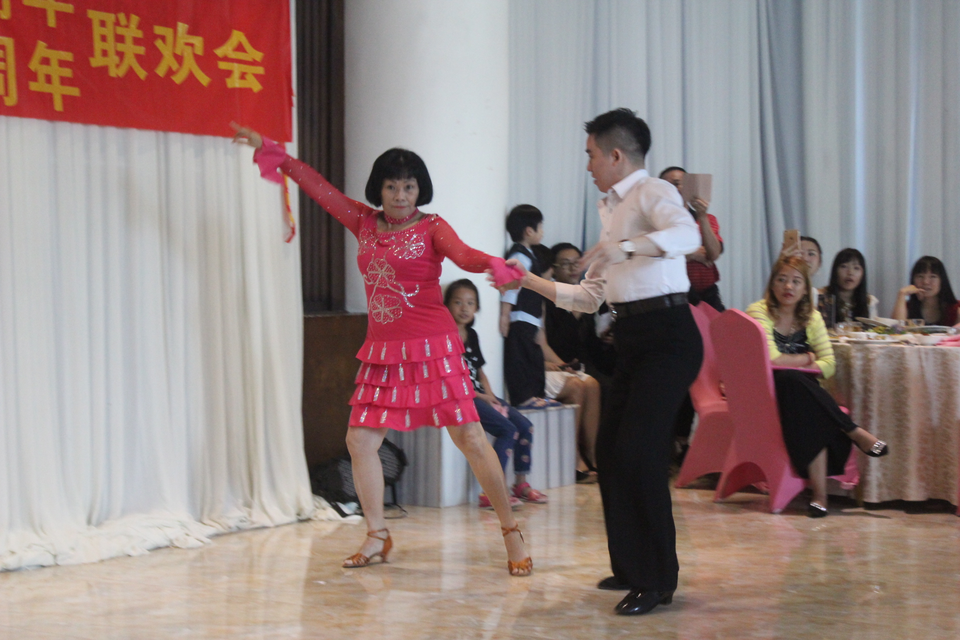 张彩华同香港舞蹈老师现场表演。