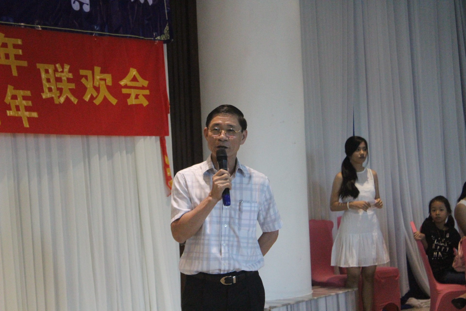 黄焕明现场献唱两首柬文歌。