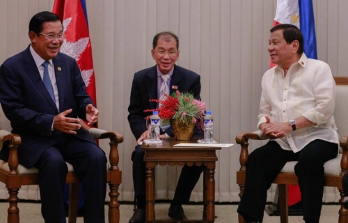 洪森总理与菲律宾总统杜特尔特于前天下午，在马尼拉举行会谈。