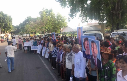 200名土地纠纷社区村民向洪森总理请愿。