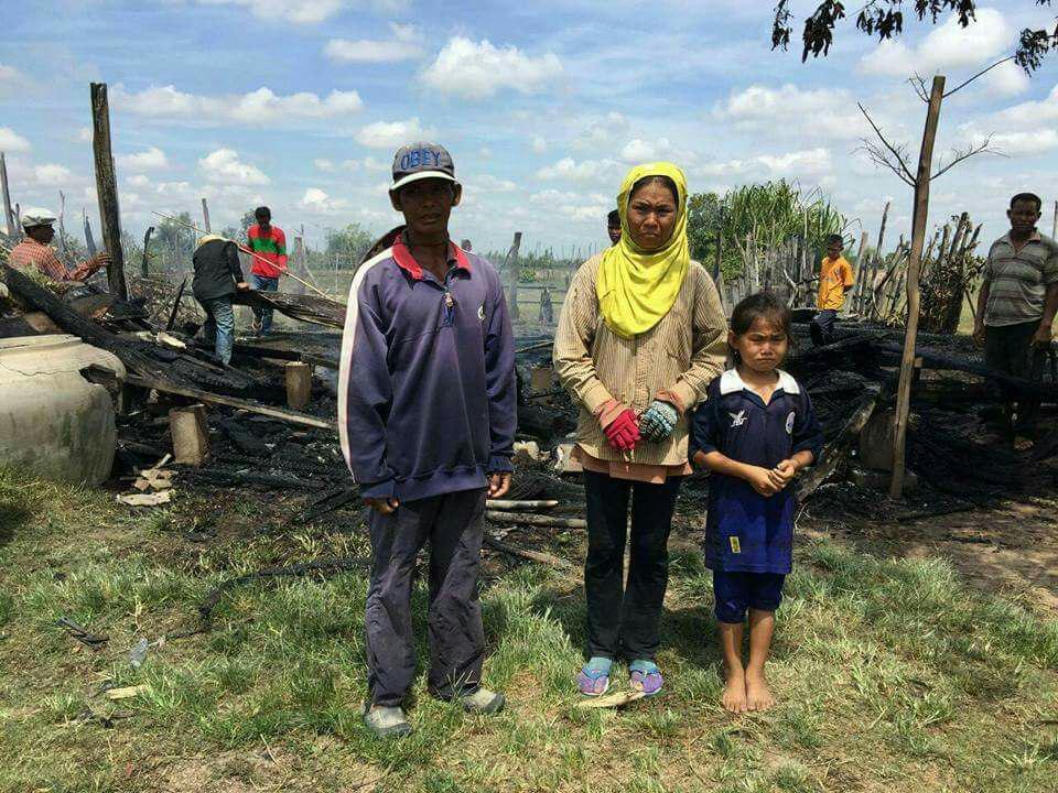 一户民宅被火完全烧毁。