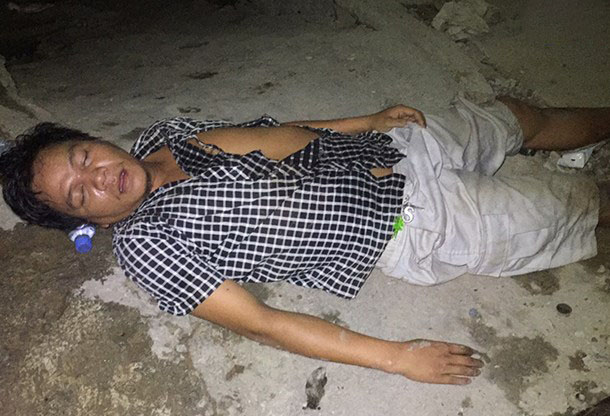 两名男子偷手机不成,其中一名被民众逮捕。