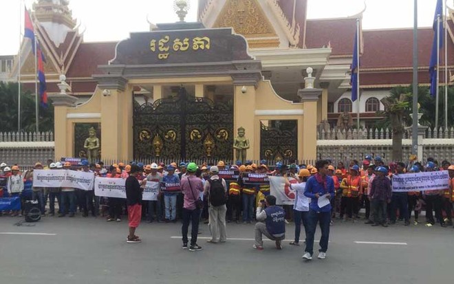 约100名建筑工人昨日前往国会提呈请愿书。