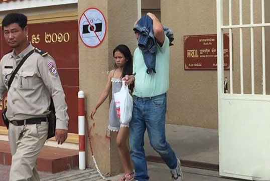 英国老汉及其越南籍妻子被警方送往金边初级法院接受侦讯。