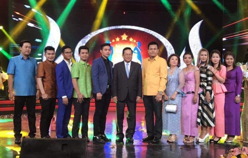 劳工部长毅森兴（中）与参赛者合影留念。