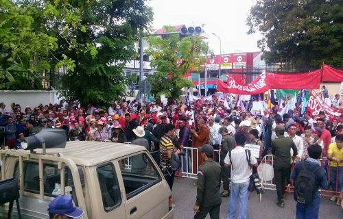 游行队伍在俄罗斯大使馆附近时被警方阻止。