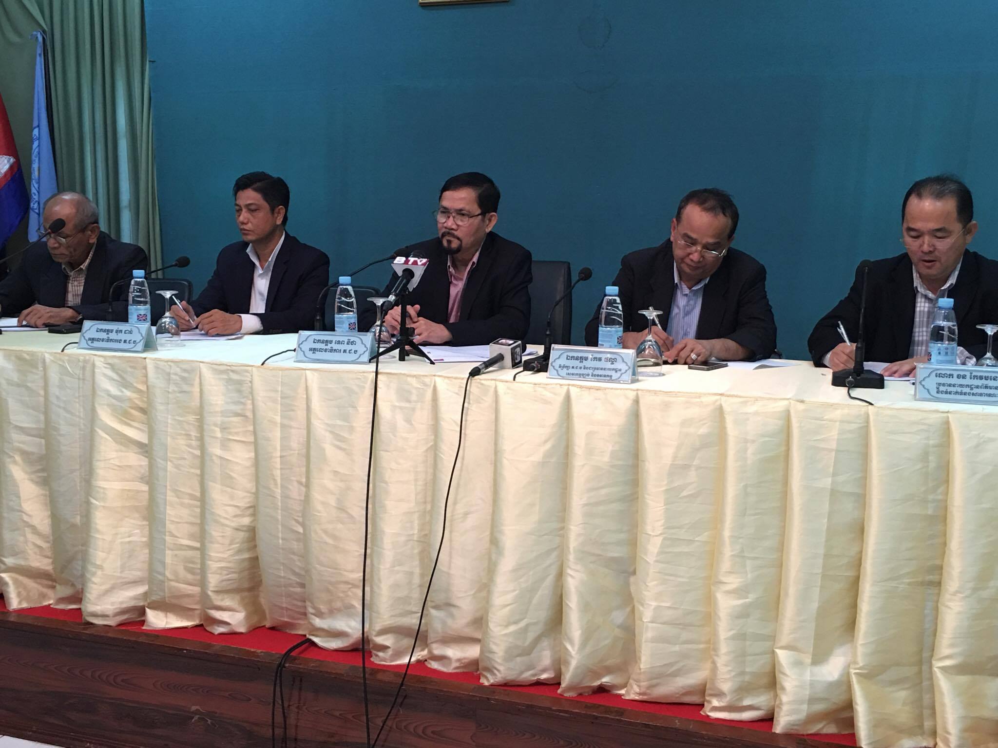 选委会召开记者会，宣布政党出租电台的时间。