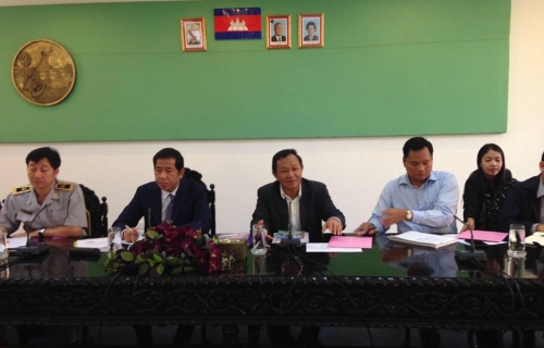 金边市长巴速杰德旺（右二）、国家税务总局总监关威宝（右三）与金边12区区长及相关机构官员举行会议。