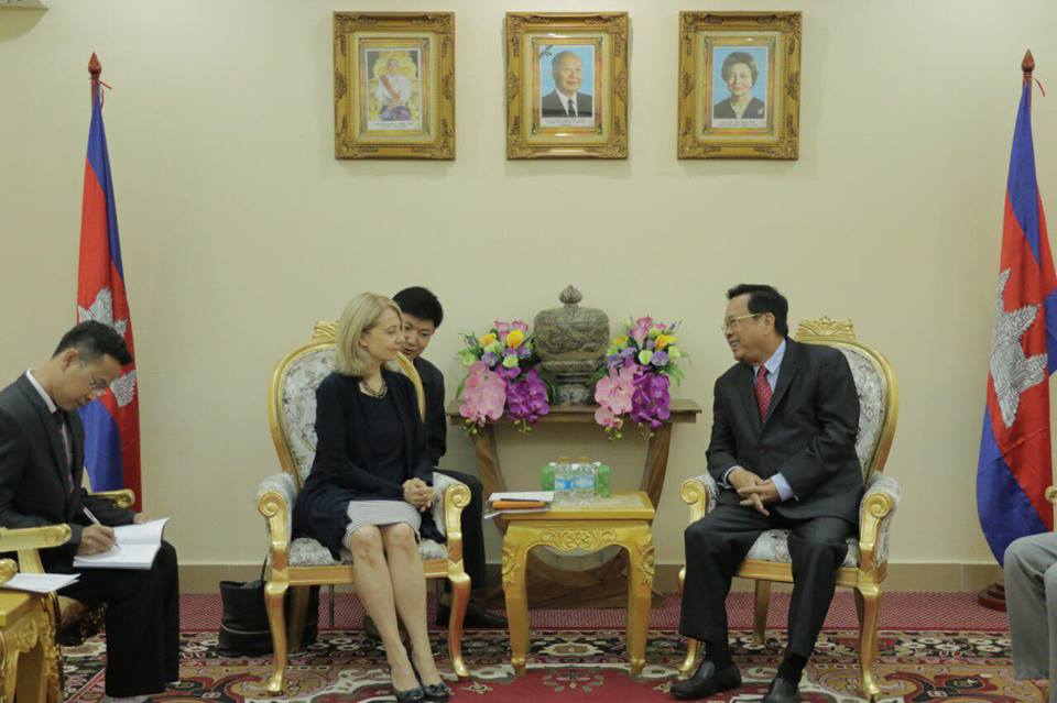 劳工部长毅森兴（右）会见国际劳工组织代表Zenda Ofir女士。