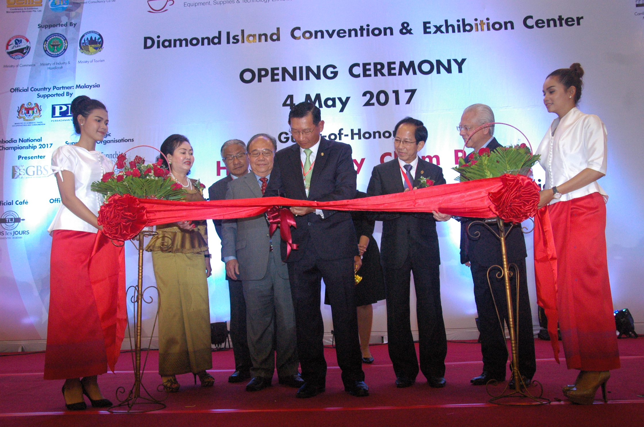 占比塞部长为首届柬埔寨咖啡展与柬埔寨特许经营与许可展主持开幕仪式，陪同嘉宾包括（左二起）CamGlobe商业与投资顾问公司主席林秋好勋爵、马国驻柬埔寨大使哈山马力、马国国内贸易、合作社和消费事务部副部长亨利宋亚贡、旅游部国务秘书巴速坤。