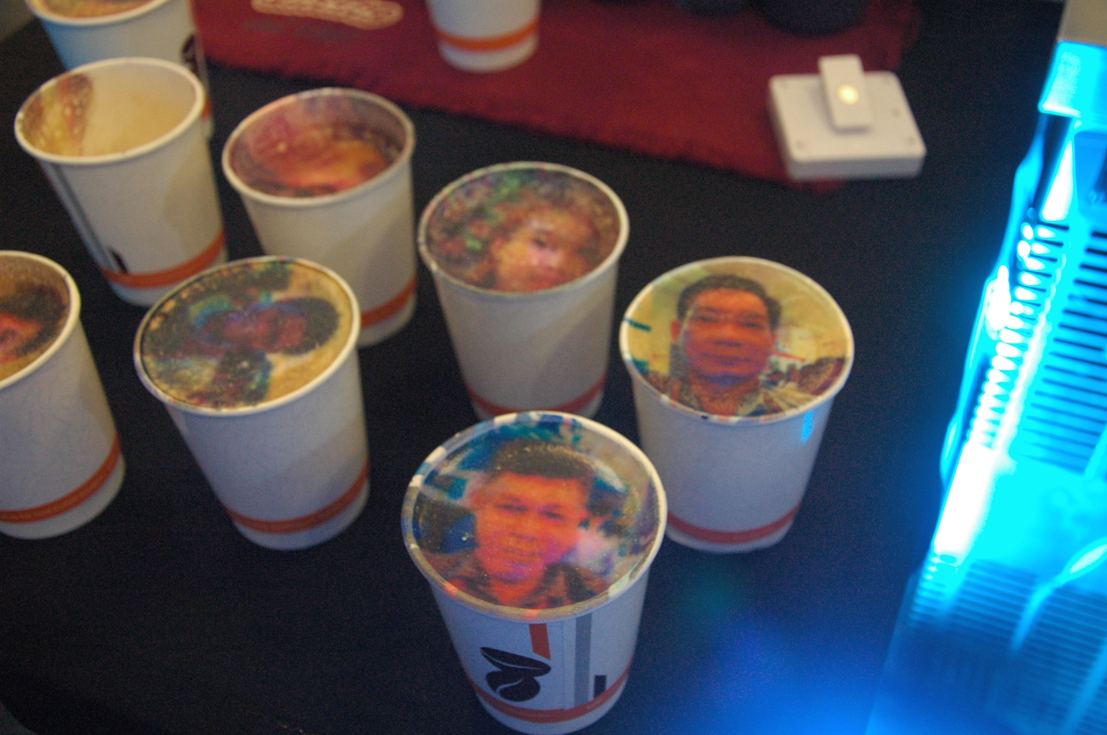 人脸咖啡机采用3D列印技术，把客户脸像打印在咖啡上，新颖独特。