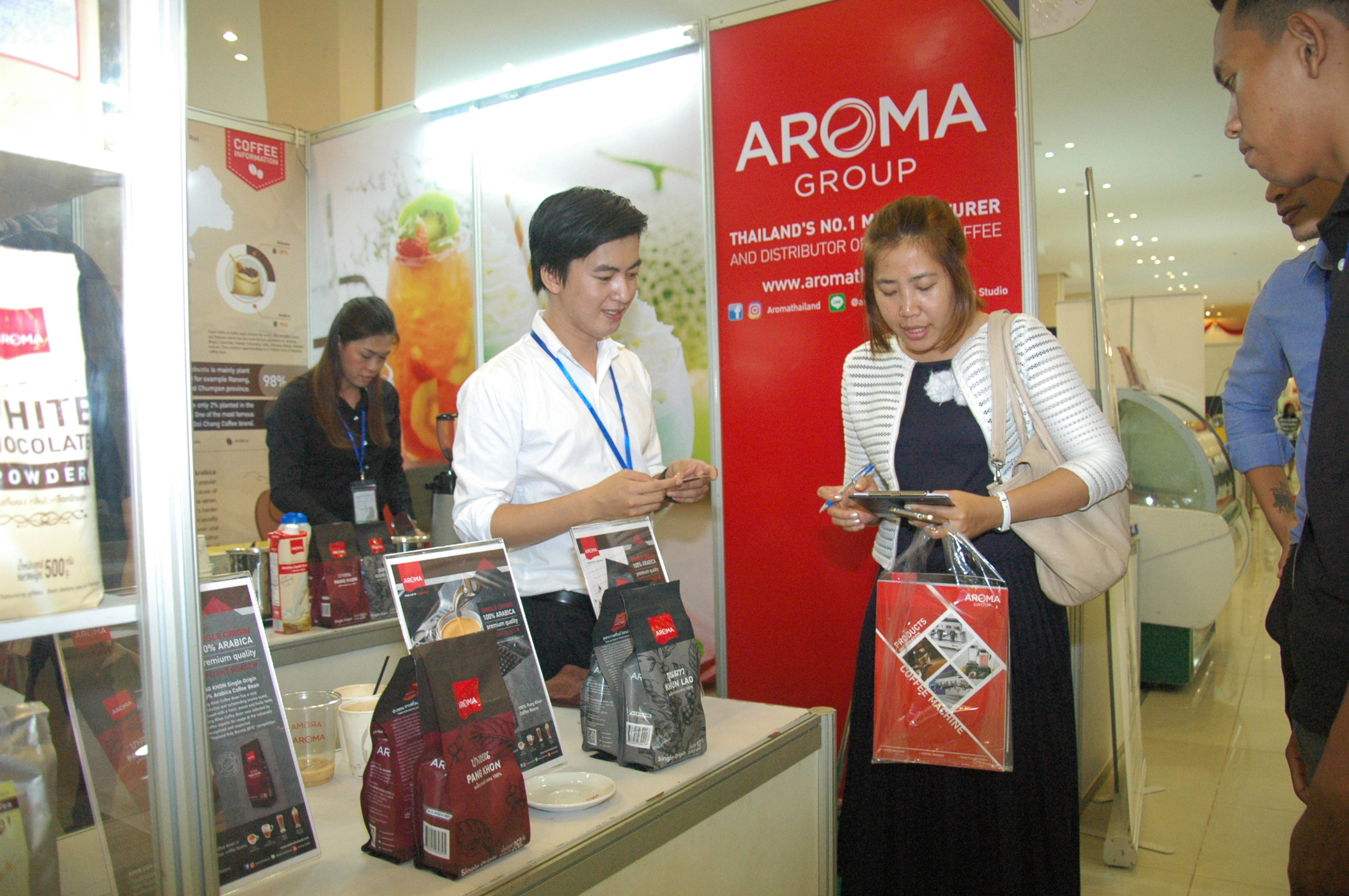 参展商展出高品质咖啡豆和茶原料。