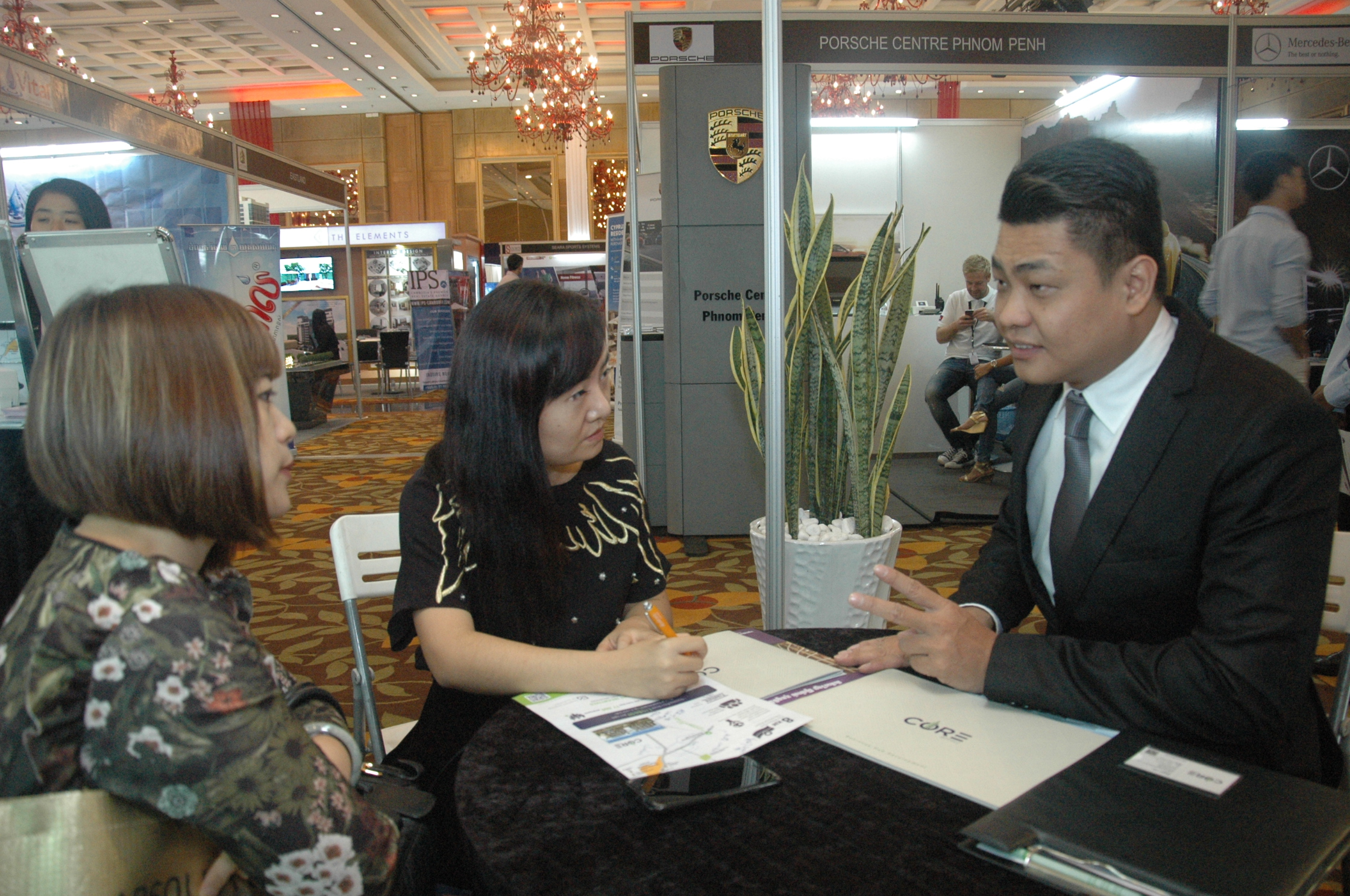 位于金边经济特区的CORE综合开发项目董事李松融，向潜在投资者讲解项目开发概念和置产配套。 （柬埔寨星洲日报）