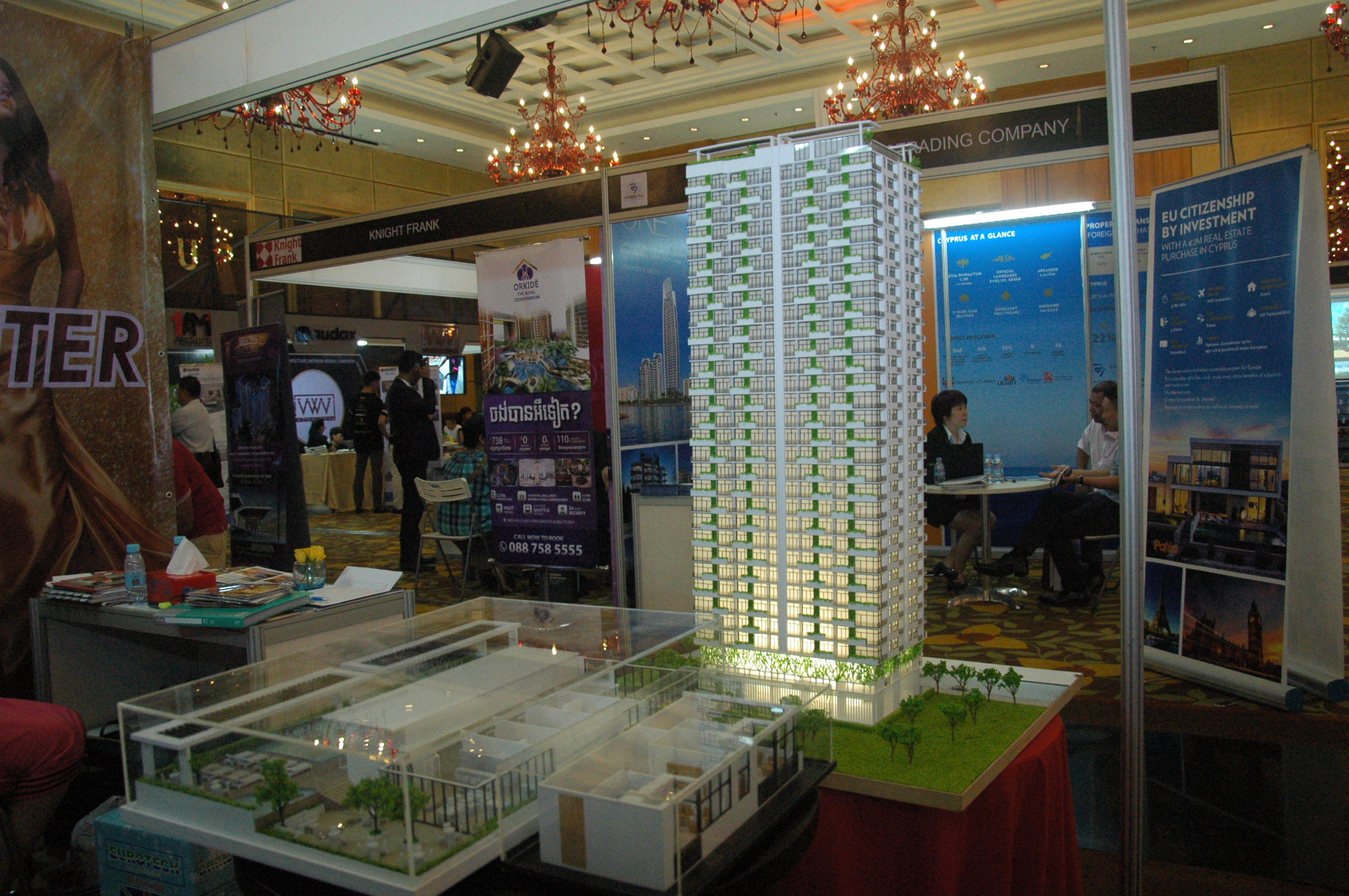 参展商销售人员通过多媒体视频介绍项目特点。 （柬埔寨星洲日报）